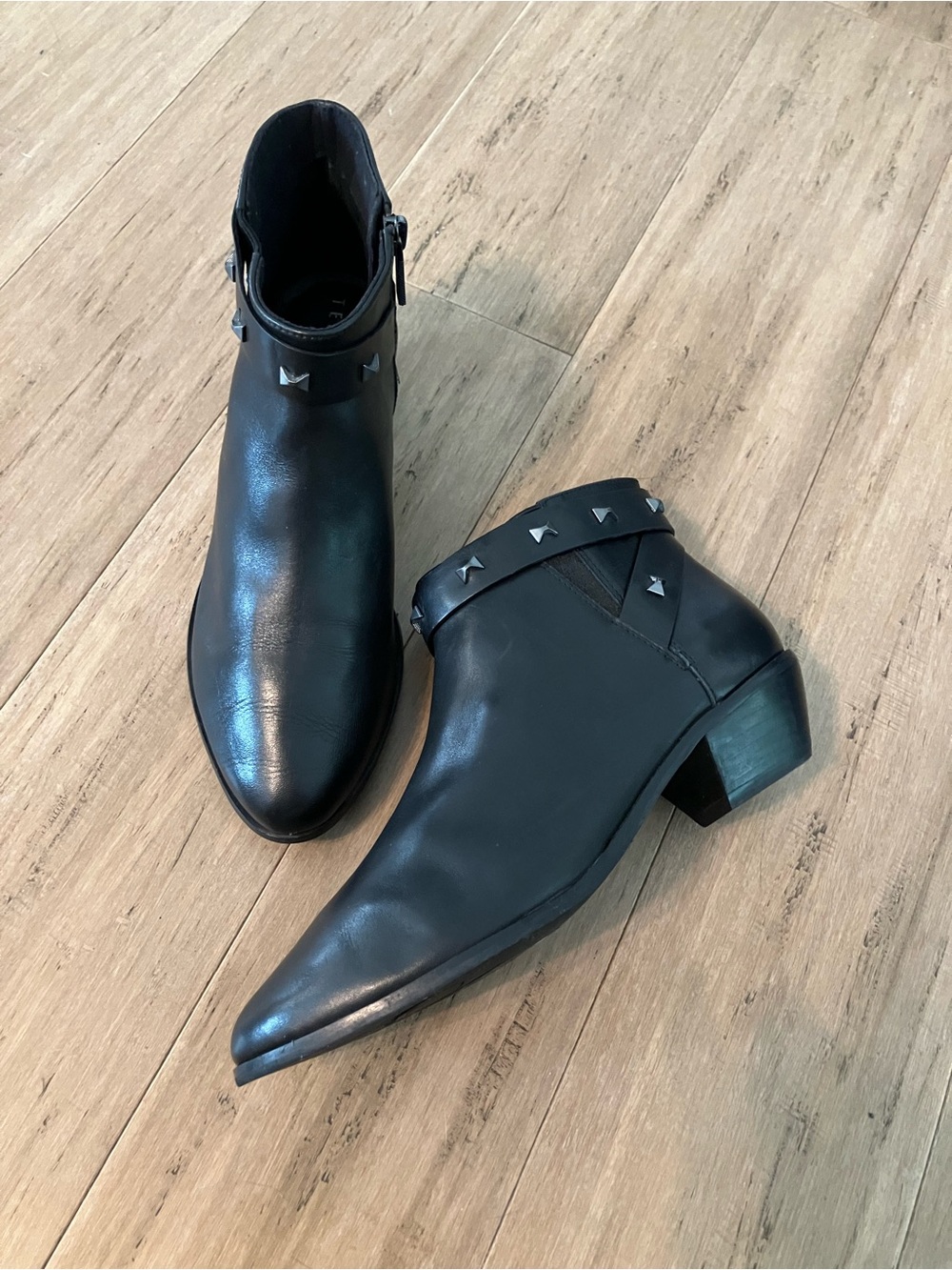 Ted Baker London black leather pointed toe women’s ankle boots. Size 37.5/7